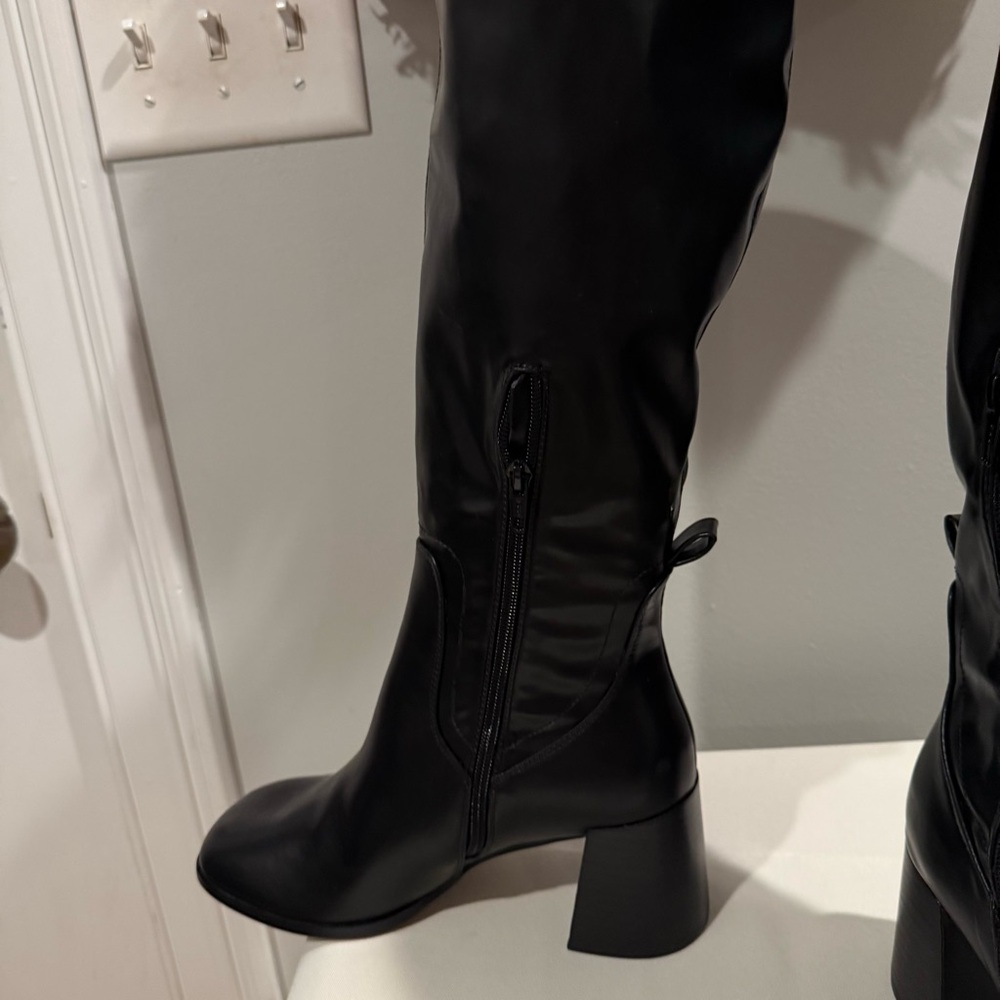 Topshop Knee High Boots w/side zipper and block heel - Picture 5 of 16